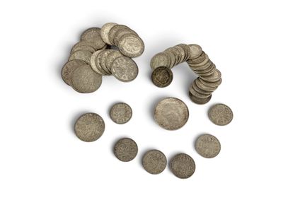 plusieurs pièces de monnaie sont disposées en cercle sur une surface blanche