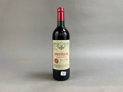 une bouteille de vin posée sur une table