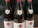 trois bouteilles de vin posées les unes à côté des autres sur un comptoir