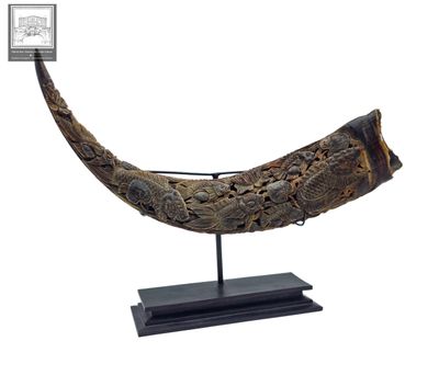 Grande corme de buffle finement sculptée à décor de carpes K…