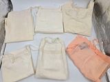 plusieurs sacs de vêtements posés sur une table