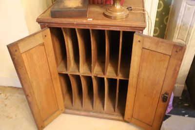 une armoire en bois sur laquelle sont posés plusieurs livres