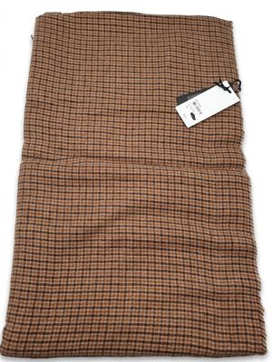 une couverture à carreaux marron et noirs avec une étiquette