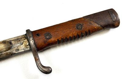 un couteau avec un manche en bois sur une surface blanche
