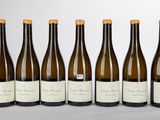 six bouteilles de vin sont alignées dans une rangée