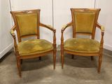 une paire de chaises en bois avec un revêtement jaune, revêtement, revêtement, revêtement, revêtement, revêtement, revêtement, revêtement, revêtement, revêtement