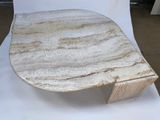 une chaise blanche dont l'assise est en marbre