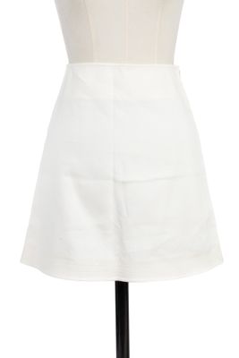 un gros plan sur un mannequin vêtu d'une robe blanche