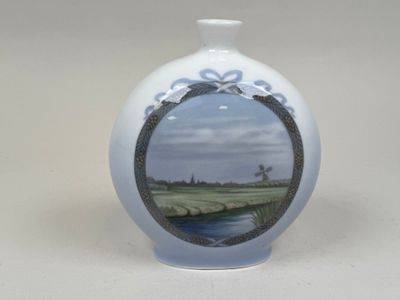 un vase blanc orné d'une image représentant un moulin à vent