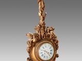 une image représentant une horloge accrochée au mur