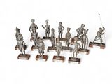de nombreuses statues exposées sur une table