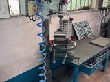 une machine posée sur une table dans une pièce