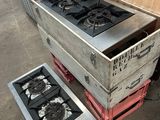 une caisse en bois contenant un réchaud à gaz