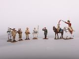 plusieurs figurines représentant des hommes à cheval, alignés les uns derrière les autres, par temps brumeux