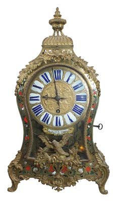 une horloge en or avec des chiffres romains bleus et blancs