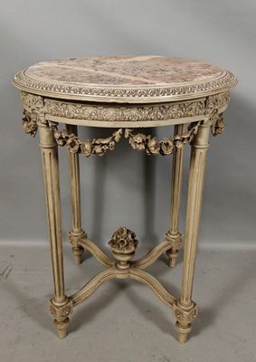 une table richement sculptée, dotée d'un plateau en marbre