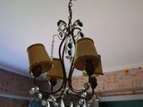 un lustre suspendu au plafond d'une pièce