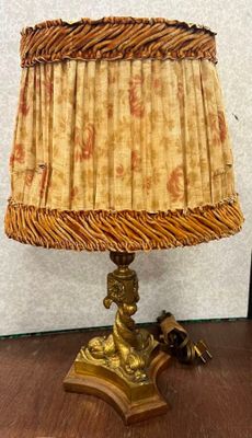 une lampe posée sur une table et munie d'un abat-jour