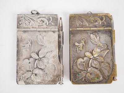 Deux différents carnets de bal de style Art Nouveau en métal… - Photo 1