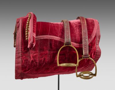 un gros plan d'un sac à main rouge posé sur un support métallique