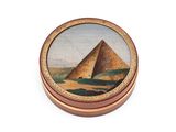 une image représentant une peinture d'une pyramide dans une boîte en bois