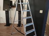 une échelle adossée au mur d'une pièce