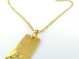 un collier plaqué or orné d'une petite abeille