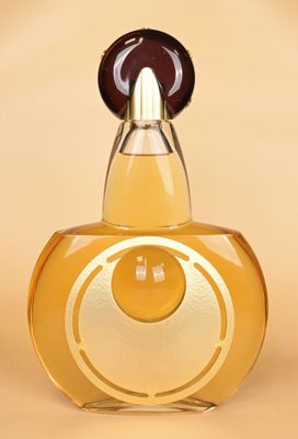 une image représentant un flacon de parfum sur un fond beige