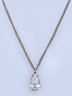 un collier composé d'un diamant en forme de poire monté sur une chaîne