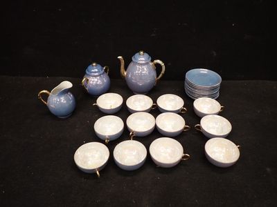 beaucoup de tasses et de soucoupes sur la table