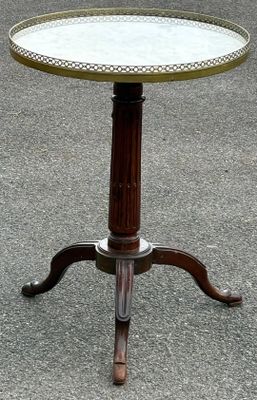 une petite table avec un plateau en verre