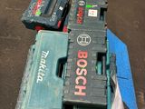 un tas d'outils posé sur une palette dans un entrepôt