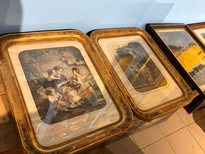 trois photos encadrées posées sur une étagère dans une pièce