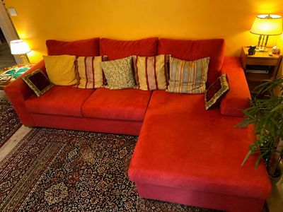 un canapé rouge avec des coussins dans un salon