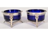 une paire de bols en verre bleu avec des anses en argent