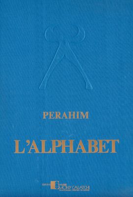 la couverture d'un livre bleu sur laquelle sont posées une paire de ciseaux