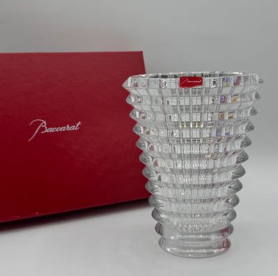 un vase en verre posé à côté d'une boîte rouge