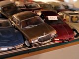 un lot de voitures-jouets exposées dans une vitrine