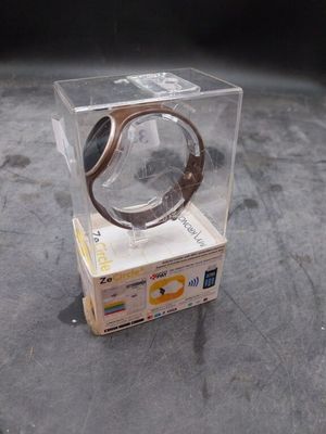 une boîte avec une montre à l'intérieur sur une table