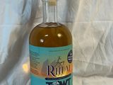une bouteille d'alcool posée sur une table, avec une étiquette indiquant le prix