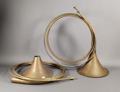 deux objets en laiton posés sur une table avec un fond blanc