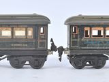 deux petits trains assis côte à côte sur une surface blanche