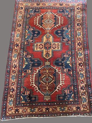 un tapis oriental orné d'un motif rouge et bleu sur fond gris