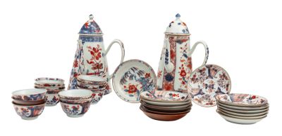 Il y a de nombreux types d'assiettes et de tasses en porcelaine sur cette table