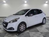 la photo d'une voiture blanche garée dans un garage