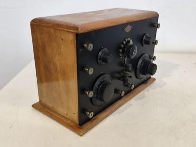 une radio à l'ancienne posée sur une table blanche