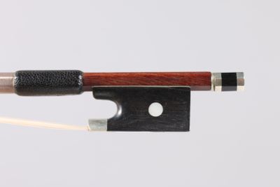 a bow that is attached to a bow with a string