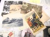 un lot de vieilles cartes postales sur une table
