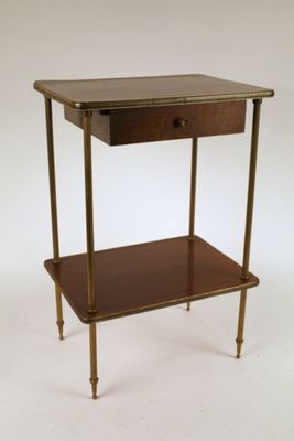 une petite table en bois surmontée d'un tiroir