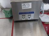 une machine posée sur une table